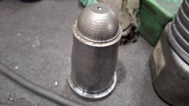 Fabrikanın masasında metal ve çelik boru var.