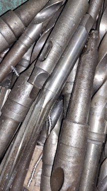 Farklı boyutlarda metal borular.