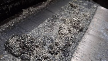 Metal bir boruya yakın.