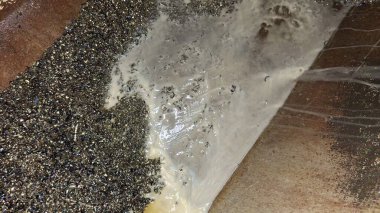 Metal bir boruya yakın.