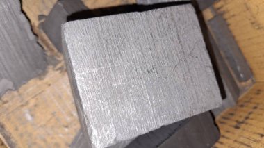 Eski paslı metal boru