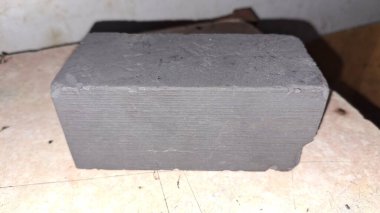 Bir odun parçasına yakın.