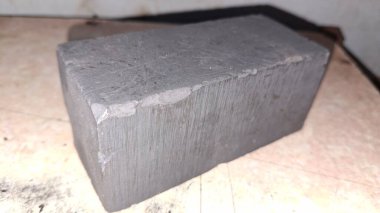 Metal bir plaka yığınına yakın.