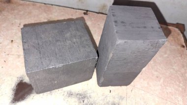 Ahşap bir masanın siyah beyaz fotoğrafı