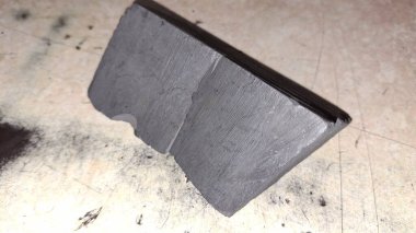 Metal saplı siyah beyaz bir fotoğrafa yaklaş.