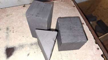 Masada metal ve boru var.