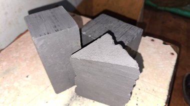 Tahta bir masaya yakın.