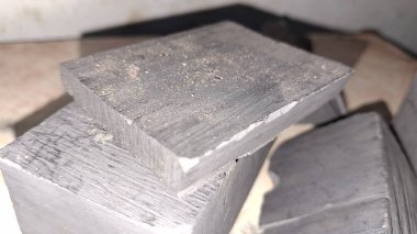 Siyah saplı ahşap masa.