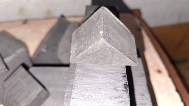 Siyah arkaplanı olan ahşap bir masanın yakın çekimi.