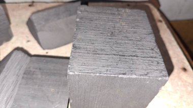 Siyah desenli eski paslı metal boru.