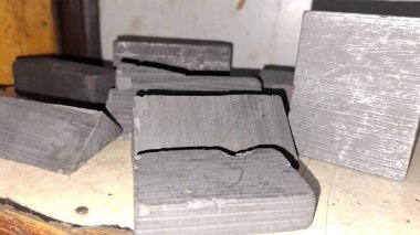 Siyah arkaplanı olan ahşap bir masanın yakın plan çekimi.