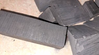 Siyah ve beyaz renkli ahşabı kapat