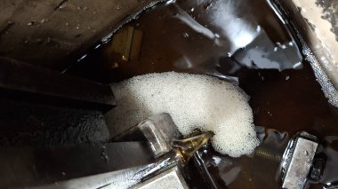 Metal bir boruyla boruyu kapat.