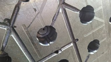 Siyah arka planı olan bir araba kapısı.