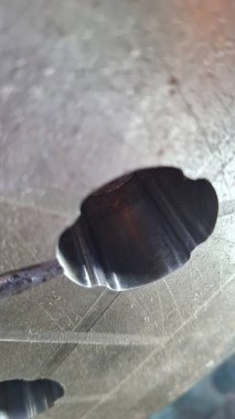 Metal bir borunun yakın plan çekimi.