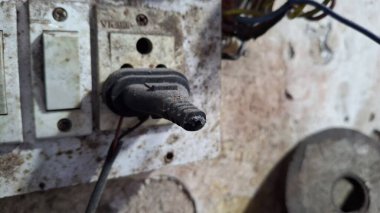 Fişi olan bir elektrik prizi