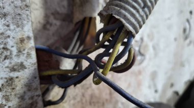 Eski paslı, saplı metal zincir.