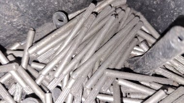 Masada metal ve paslı çiviler