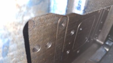 Tahta bir kapının siyah beyaz fotoğrafını çek.