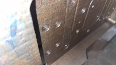 Araba parçaları atölyede.