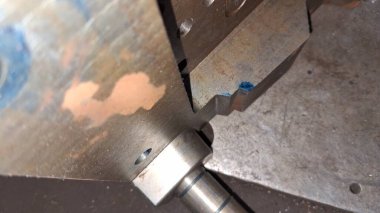 Metal saplı metal plaka