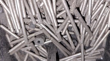 Yaklaş - bir metal yığını