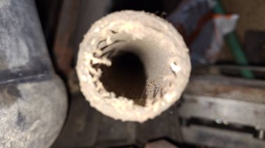 Paslı metal bir varil sokakta