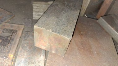 Bir sürü farklı şekilli ahşap masa.