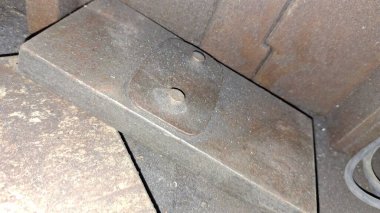 Metal boruyu delikle kapat.