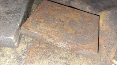 Garajdaki eski paslı demir.