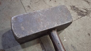 Büyük tahta çekiç.