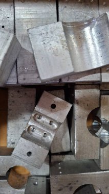 Farklı boyutlarda eski metal borular.