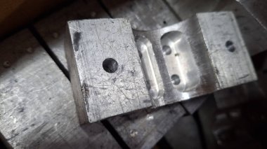 Siyah arkaplanı olan metal bir boruyu kapat.