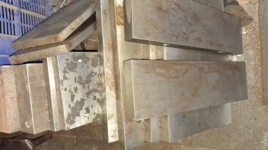 Büyük metal desenli metal bir levha.