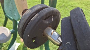 Bahçedeki eski metal çitler.