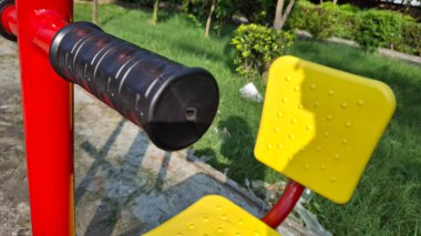 Yeşil saplı kırmızı plastik boru.