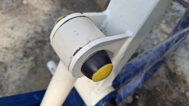 Beyaz arka planı olan paslı metal bir boru.