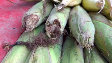 Yeşil ve beyaz bir muza yaklaş