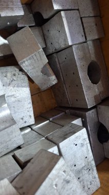 Büyük bir odun yığını olan ahşap bir masaya yakın.