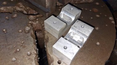 Metal borular ve bir boru.