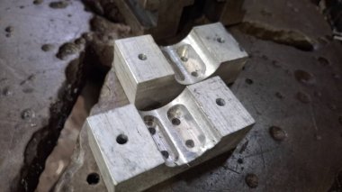 Atölyedeki metal levha..