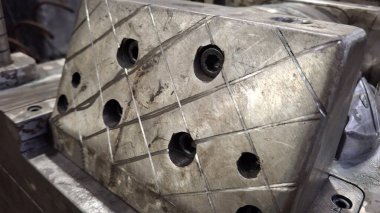 Bir sürü metal ürünü olan bir levhanın metal profili