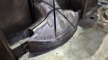 Metal bir borunun yakın plan çekimi.