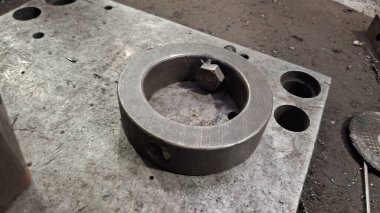 Metal bir boruya yakın.