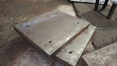 Metal saplı metal plaka