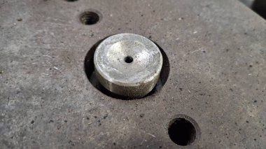 Eski paslı metal tekerlek, saplı.