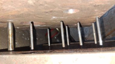 Yerde metal boru var.