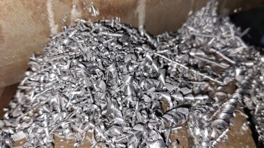 Bir sürü gümüş ve beyaz metal.