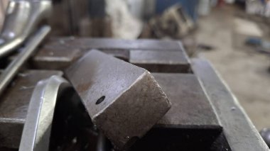 Fabrikadaki çelik borular.