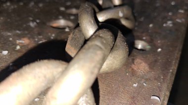 Ahşap bir arka planda metal boru